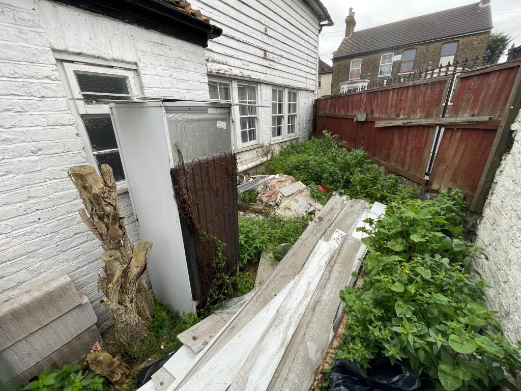 Lot: 136 - COTTAGE WITH IMPROVEMENT WORKS REQUIRING FINISHING - Garden to side